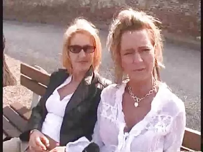 Rina crede că flirtează până când cocoșii încep să iasă și hainele încep să fie pizdegoale scoase