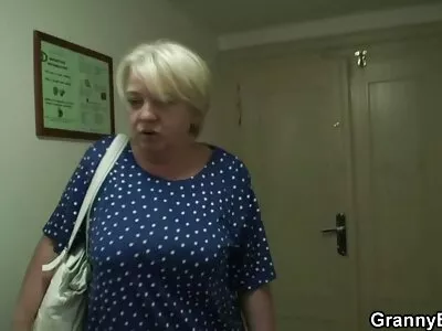 Adolescent busty se joaca cu chilotii in timp ce brunete goale degetele video (Antonyia)