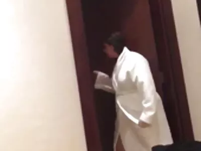 O blondă bustină se scaldă într-un video de bătaie și chiloți din femei in tatele goale bumbac alb (Stesha)
