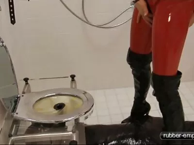 Micuță brunetă bătută în cuie de buci goale un cauciuc