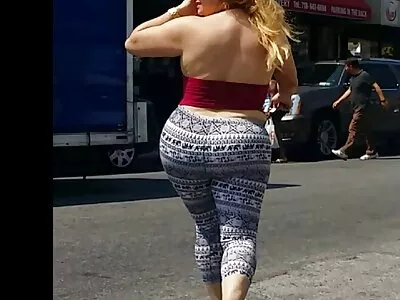 Frumoasa Little Caprice se udă bunaciuni goale atât de mult