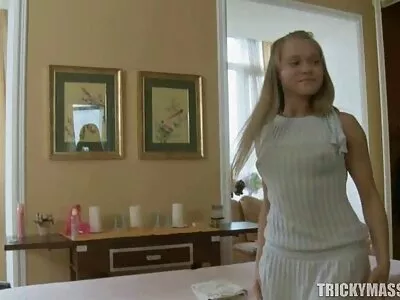 O adolescentă cu fundul mare primește pizde goale foto un videoclip trântit cu păsărica (Cindy Loo)