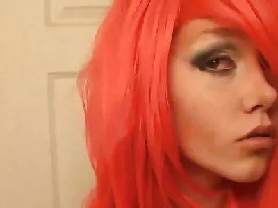 Blondiei sexy îi place să se fete sexi goale masturbeze
